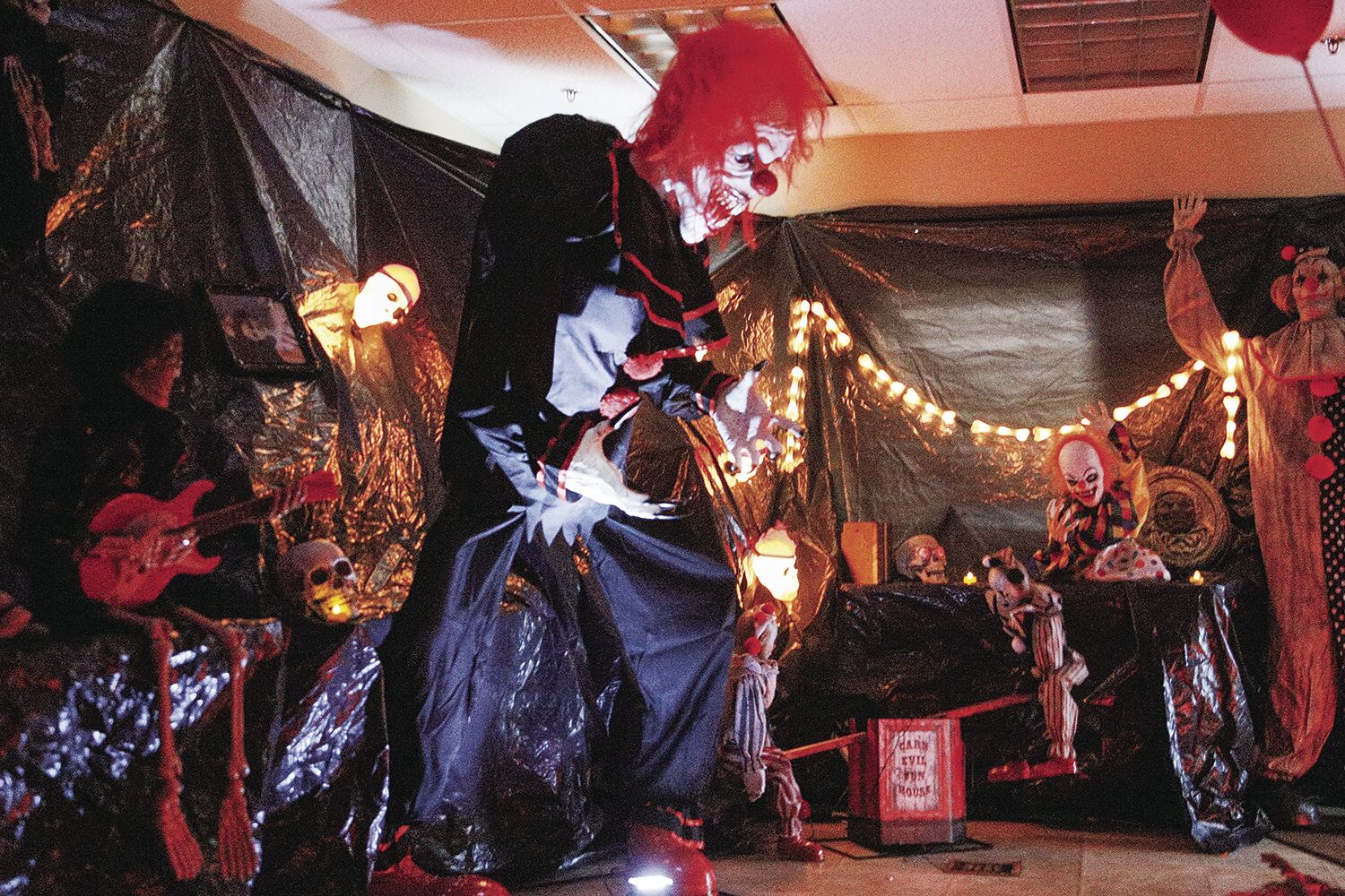 10-22-21 Haunted Hall creepy clown wide